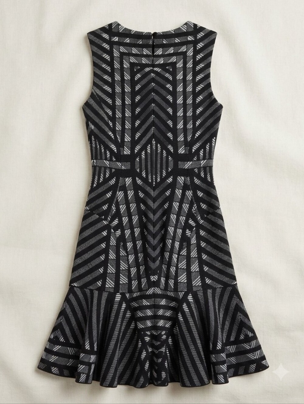 Diane von Furstenberg Black White Geometric Knit Dress Size 4 - Picture 4 of 11